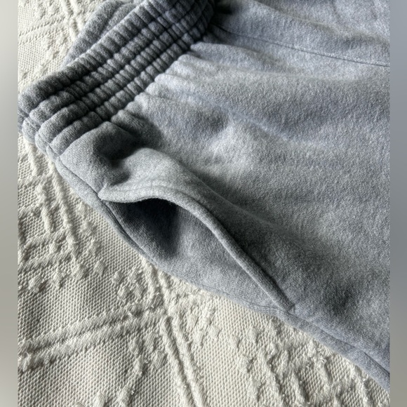 ARITZIA (TNA) cozy fleece boyfriend light grey joggings - Picture 2 of 5